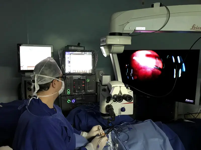 Centro cirúrgico do CLDO com microscópio e monitor de visualização em três dimensões