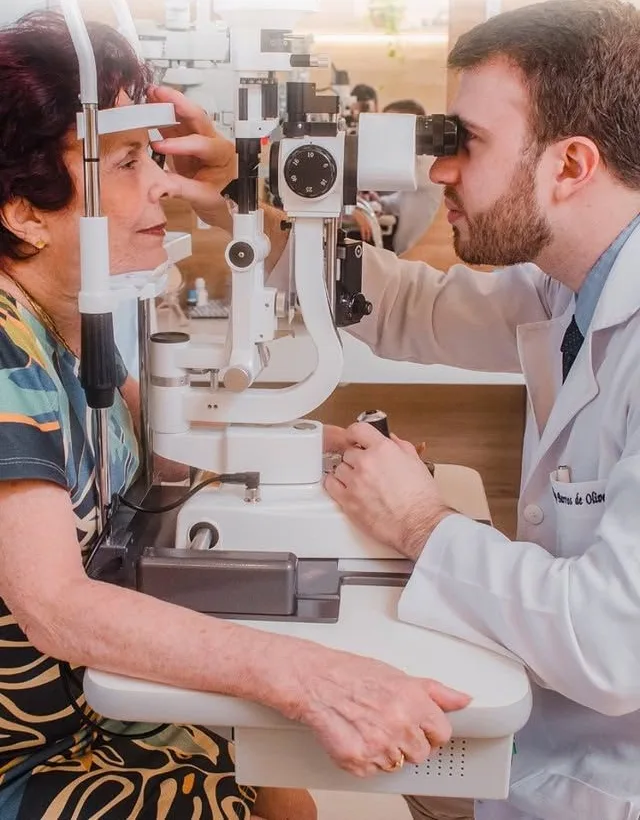 Dr. Thiago realizando exame oftalmológico